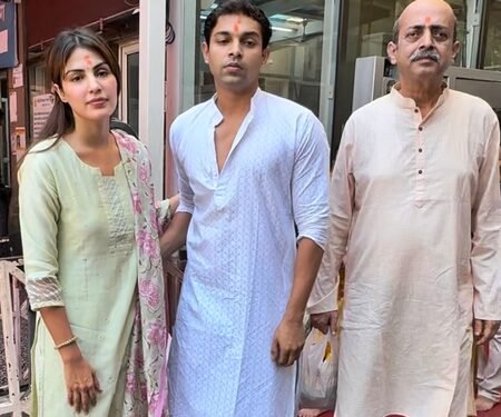Rhea Chakraborty visits Siddhivinayak Temple after clean chit in Sushant Singh Rajput case