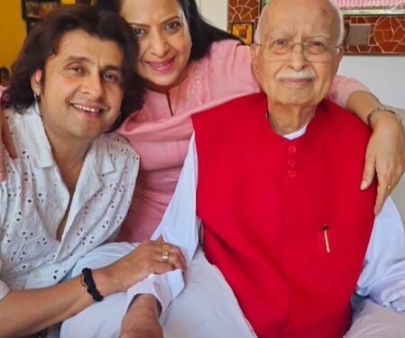 Sonu Nigam relishes Sindhi cuisine as he meets L. K. Advani, daughter Pratibha Advani