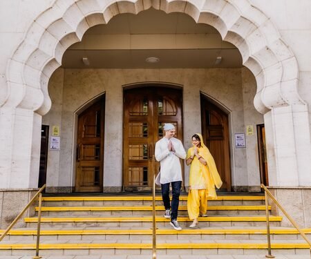‘DDLJ Musical’ lead pair Jena Pandya & Ashley Day visit Gurudwara ahead of UK premiere