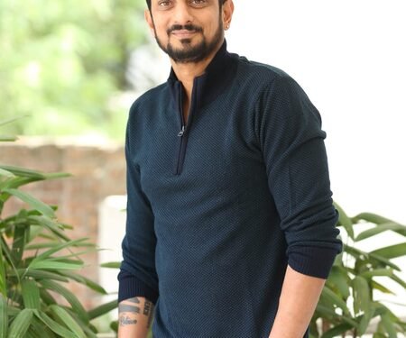 Actress Vijayashanthi continued to work despite running a high temperature, says director Pradeep Chilukuri