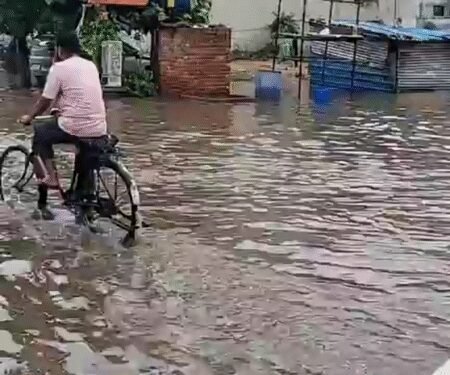 Heavy rain disrupts Gurugram, widespread waterlogging reported