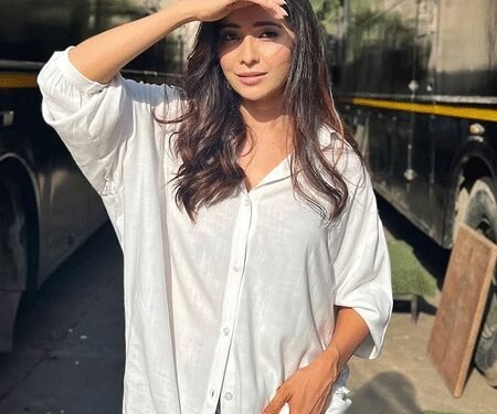 Asha Negi gives it her all to slay summer fashion in ‘chubhti jalti garmi’