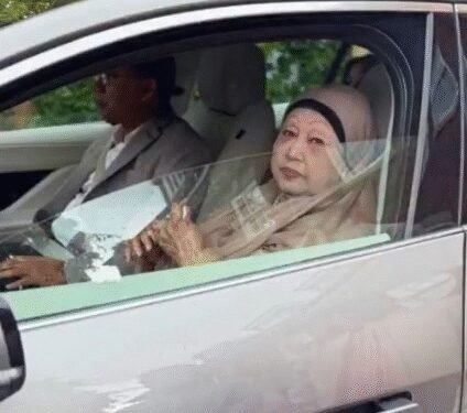 BNP chief and former Prime Minister Khaleda Zia returns to Bangladesh