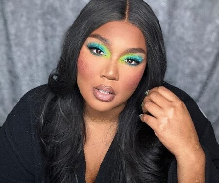 Lizzo channels Beyonce as she enjoys her blonde era