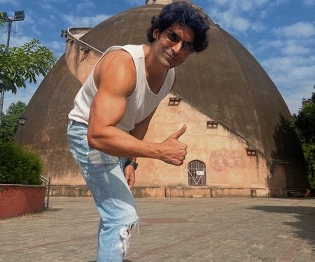 Proud son of Bihar Gurmeet Choudhary enjoys Litti Chokha during his Patna visit