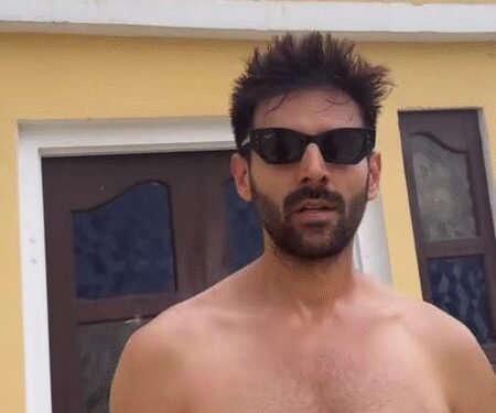 Kartik Aaryan performs pull-ups in Rajasthan