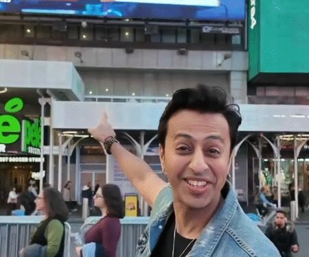 Salim Merchant surprises Sonu Nigam with a special Diwali gift at Times Square