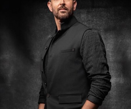 Hrithik Roshan congrats Farhan Akhtar for ‘pushing limits & conquering new peaks’ with 120 Bahadur