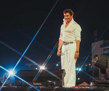 Sonu Nigam overwhelmed by ‘Itna pyaar’ during his Satrangi Re India Tour