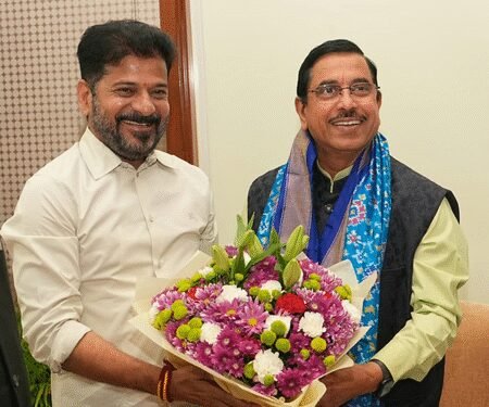 CM Reddy moots free fine rice scheme across the country on Telangana model