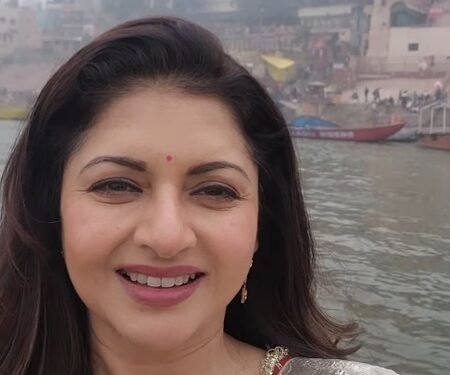 Bhagyashree takes a soulful boat ride on the sacred Ganges in Kashi, introduces her boatman