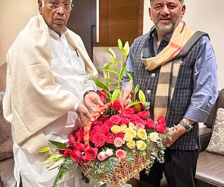 K’taka Cong crisis: Shivakumar meets Kharge, says he has done every job for the party