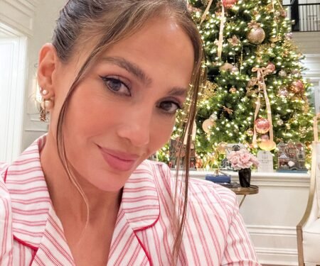 Jennifer Lopez celebrates Christmas in company of her loved ones