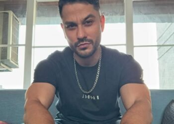 Kunal Kemmu chooses iconic sports bike for his Sunday bike ride