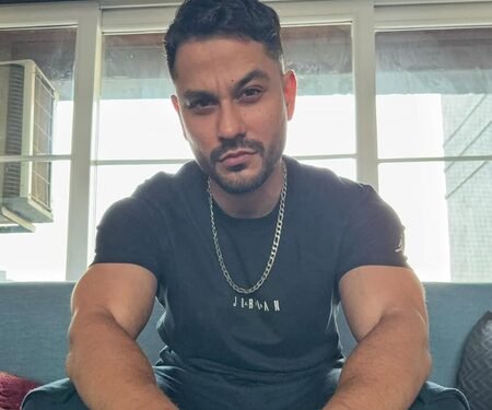 Kunal Kemmu chooses iconic sports bike for his Sunday bike ride