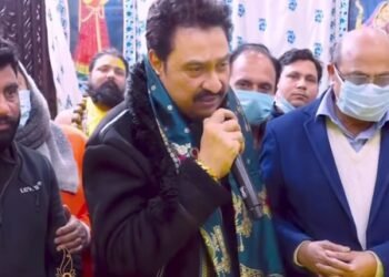 Kumar Sanu sings ‘Jab Koi Baat Bigad Jaaye’ in front of Premanand Maharaj