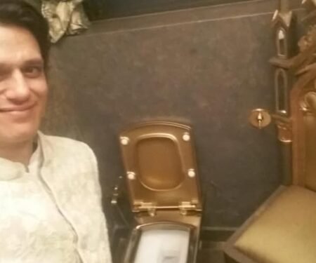 Vijay Varma shares a selfie of himself with a ‘Golden Toilet’ at Amitabh Bachchan’s house