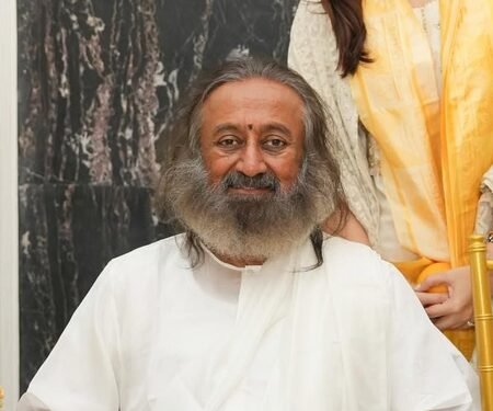 Bhumi Pednekkar meets spiritual leader Sri Sri Ravi Shankar, calls herself ‘blessed’ 