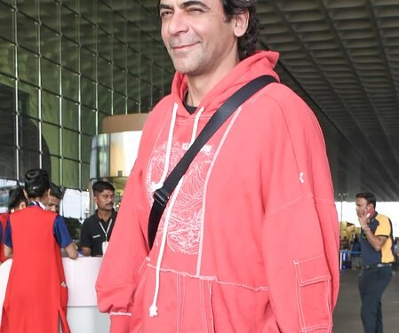 Sunil Grover, Harshdeep Kaur find a way to gossip through glass wall