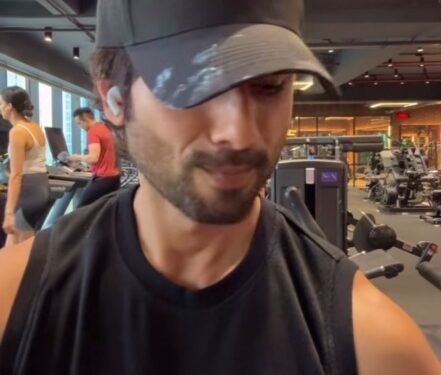 Shahid Kapoor vibes to ‘Aashiqon Ki Colony’ in gym