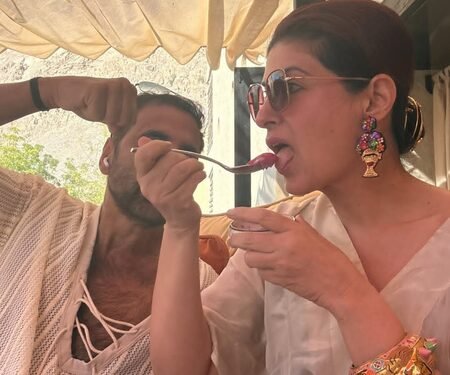 Twinkle Khanna indulges in a gluttony contest with hubby Akshay Kumar