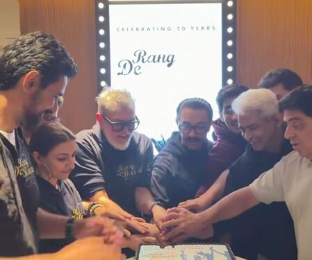 Soha Ali Khan drops a glimpse of the ‘Rang De Basanti’ reunion after 20 years