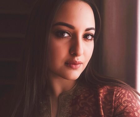 Sonakshi Sinha gets back to dark hair look after 5 years