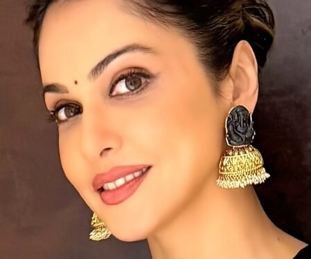 Isha Koppikar enjoys ‘Comfort on a plate’ as she savours her Gujarati Thali