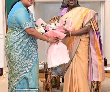 Delhi CM Rekha Gupta meets President Droupadi Murmu