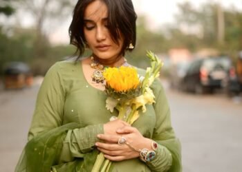 Mom-to-be Surbhi Jyoti is absolutely radiant as she flaunts her baby bump