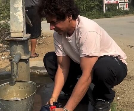Sunil Grover goes desi, washes clothes using a hand pump