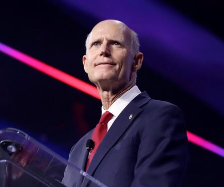 US Senators press Pentagon on generic drugs