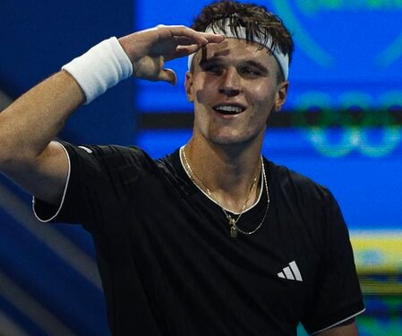 Mensik upsets Sinner in Doha, sets SF with Fils