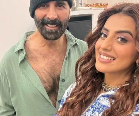 Akshara Singh shares a selfie with Akshay Kumar, says ‘surprise loading’