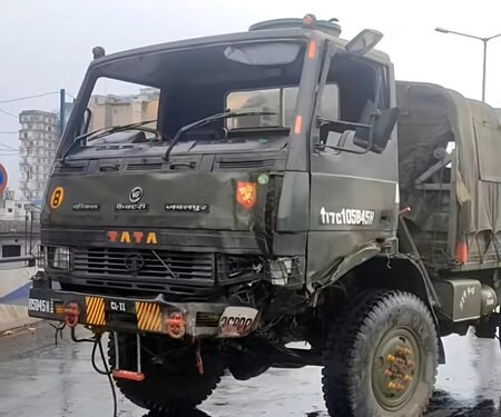 Two jawans injured as Army truck overturns in Kolkata