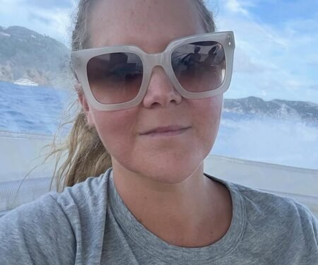 Amy Schumer shakes leg at Knicks Game