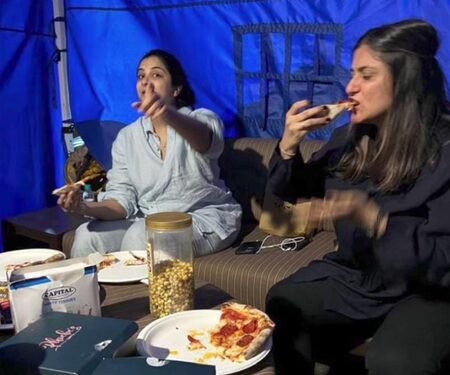 Kareena Kapoor says she loves Rhea Kapoor ‘more than pepperoni pizza’, calls her ‘food provider’