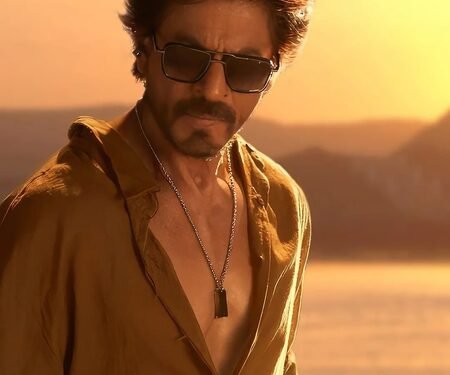 SRK, Aamir Khan spotted having thoughtful discussion at Arjun Tendulkar’s wedding