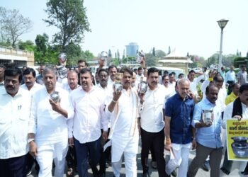 BJP leaders stage ’empty pot’ protest against Karnataka Budget