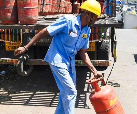 Karnataka Dy CM Shivakumar slams Centre over gas cylinder shortage, Union Minister cites global conflicts