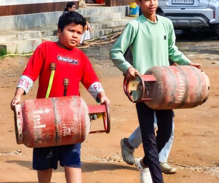 Govt warns consumers on cyber fraud linked to LPG bookings