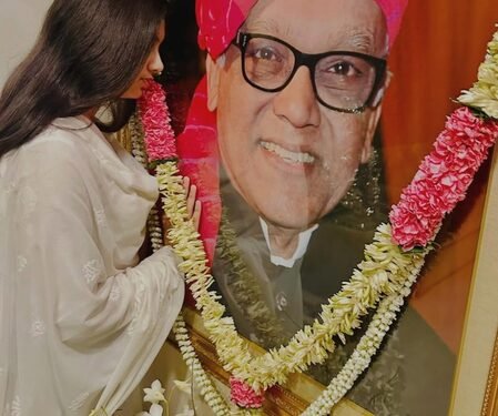 Aishwarya Rai Bachchan shares emotional pic of Aaradhya paying tribute to late father on death anniversary