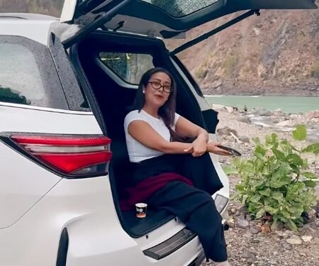 Neha Kakkar enjoys barish & chai with a beautiful rendition of Arijit Singh’s ‘Tumse Behtar’