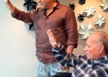 Salman Khan brings Salim Khan out to greet fans on Eid, days after his discharge from the hospital