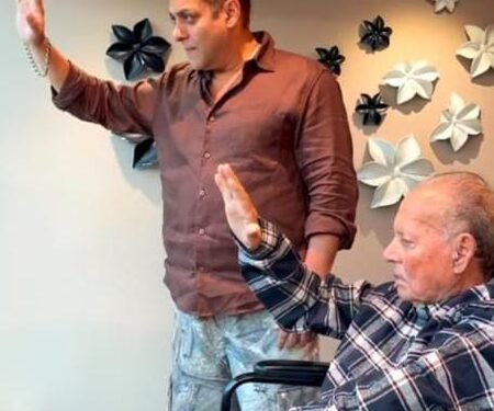 Salman Khan brings Salim Khan out to greet fans on Eid, days after his discharge from the hospital