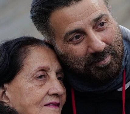 Sunny Deol shares a rare photo with ‘Maa’ Prakash Kaur