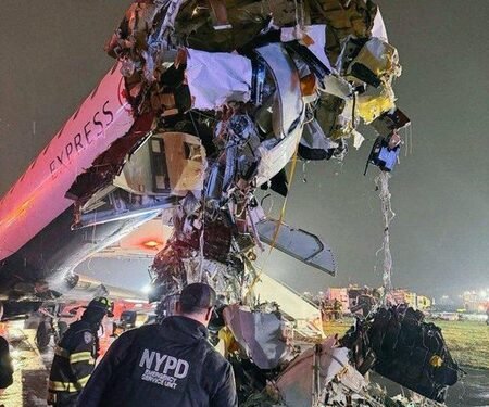 Two pilots killed as plane collides with fire truck at New York airport (Ld)