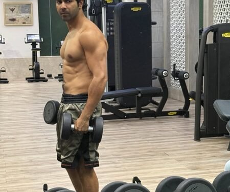 Varun Dhawan says ‘Hai jawaani toh workout karna hain’ as he flaunts his toned physique