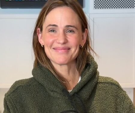 Jennifer Garner performs special song on saxophone for Reese Witherspoon as she turns 50