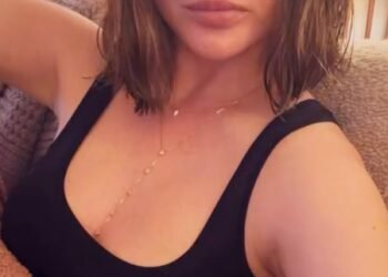 Chrissy Teigen chops her hair into a blunt bob